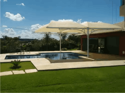 Coberturas sombrite que valorizam sua área de lazer e piscina.
